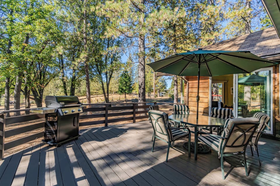 Comfortable Outdoor Dining for 6 | Weber BBQ Grill with Propane Provided 