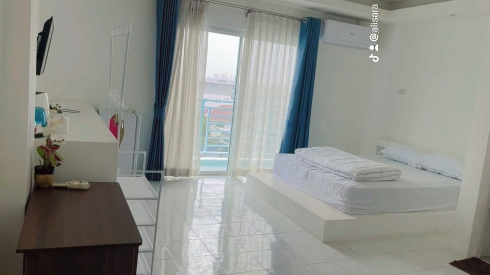 Double Room, Balcony, City View | Desk, laptop workspace, blackout drapes, iron/ironing board