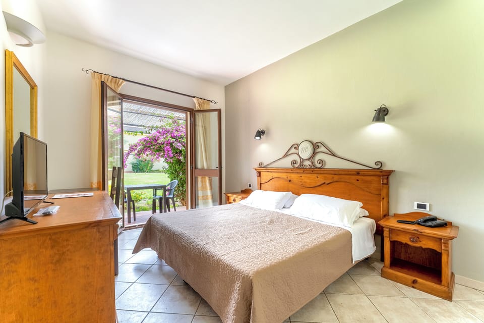 Deluxe Room | Cribs/infant beds, bed sheets