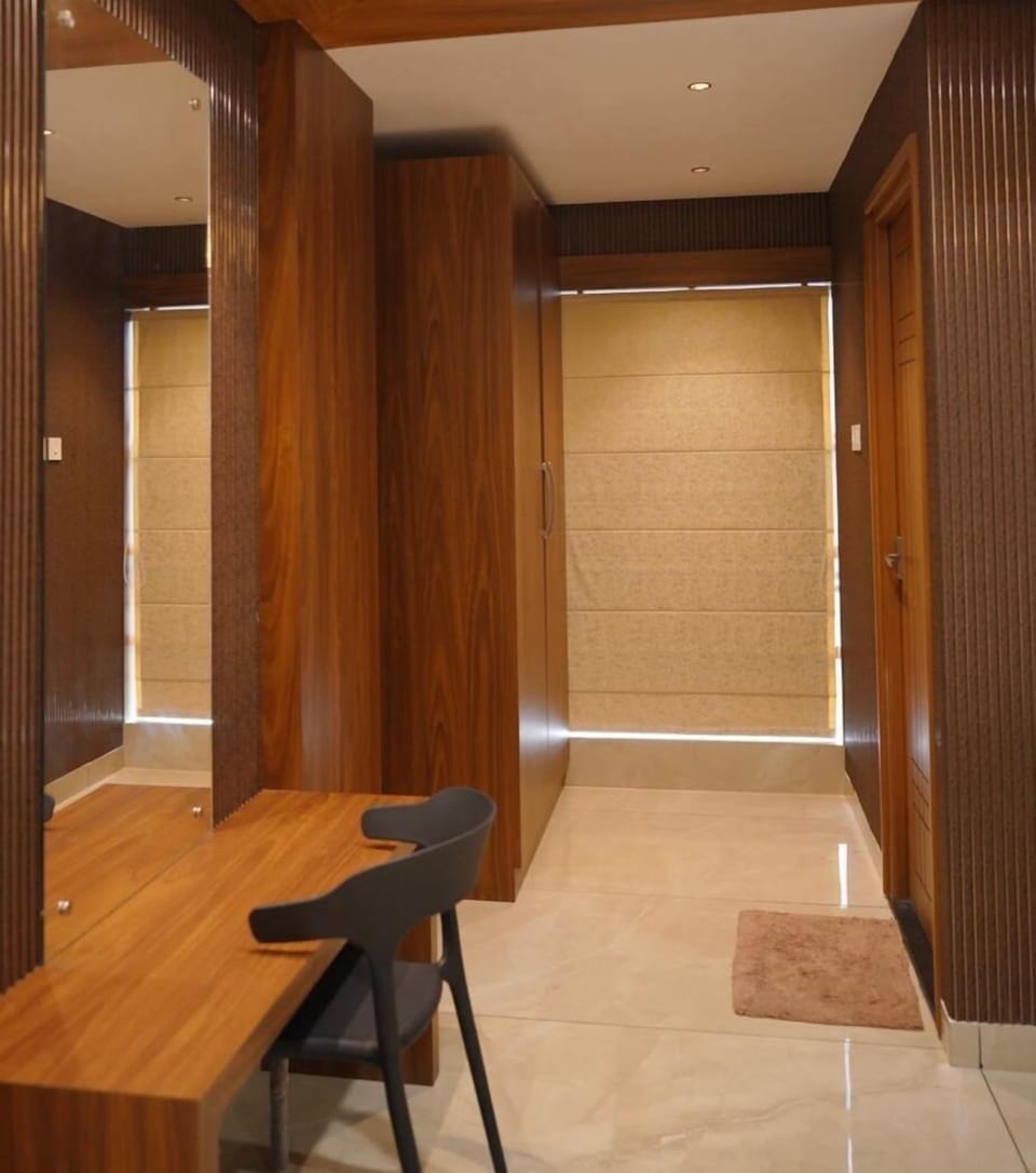 Deluxe Double Room, City View | Living area
