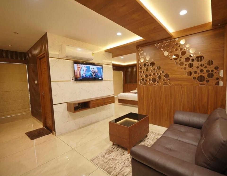 Deluxe Double Room, City View | Living area