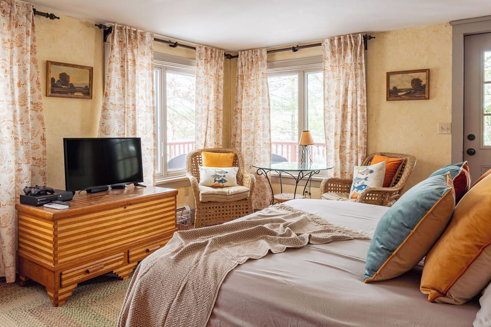 Bedroom 4: Queen sized bed. Have a peaceful morning in our breakfast nook