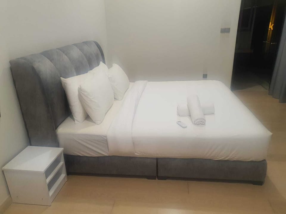 Luxury Penthouse, City View | 3 bedrooms, desk, laptop workspace, soundproofing