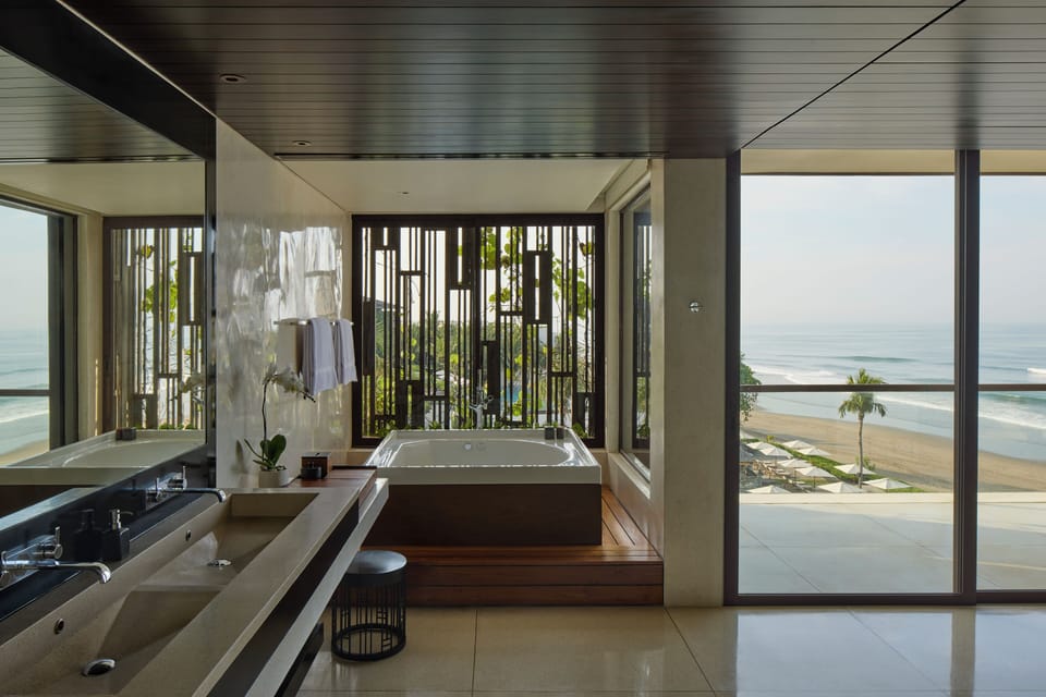 Suite (Penthouse) | Bathroom | Shower, designer toiletries, hair dryer, bathrobes