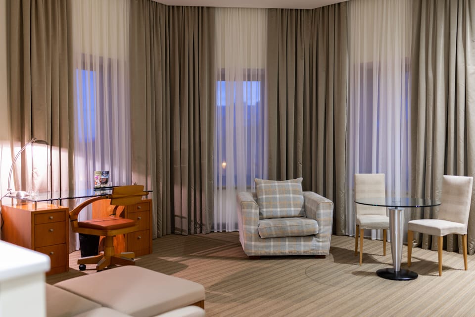 Suite | In-room safe, desk, blackout drapes, iron/ironing board
