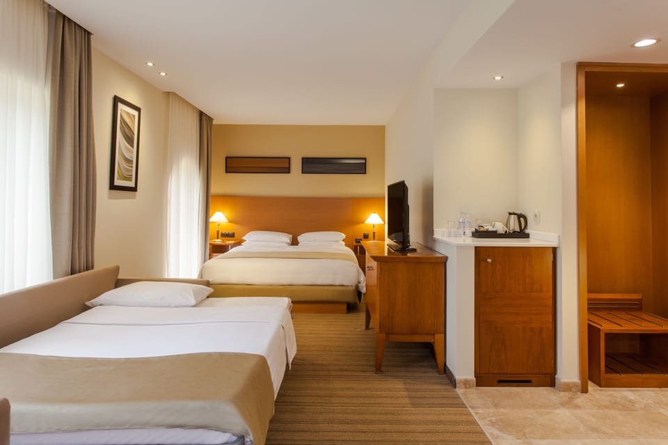 Standard King Room | In-room safe, desk, blackout drapes, iron/ironing board