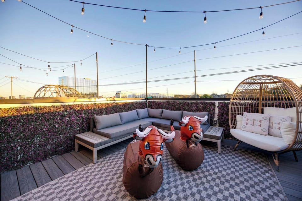 Steps away from Nashville’s best coffee shops, restaurants, and nightlife. - The Opry - Nashville, TN