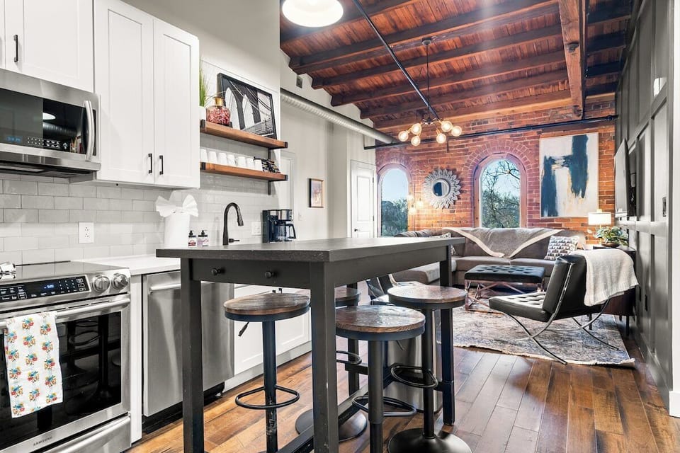 Fully equipped kitchen with bar and stainless appliances