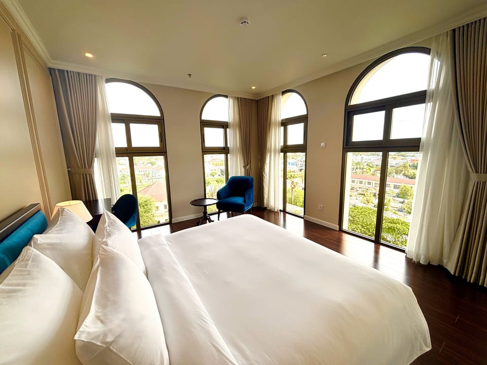 Deluxe Double Room | In-room safe, desk, blackout drapes, soundproofing