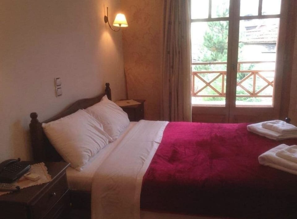 Classic Double Room, Mountain View | Soundproofing, iron/ironing board, free WiFi