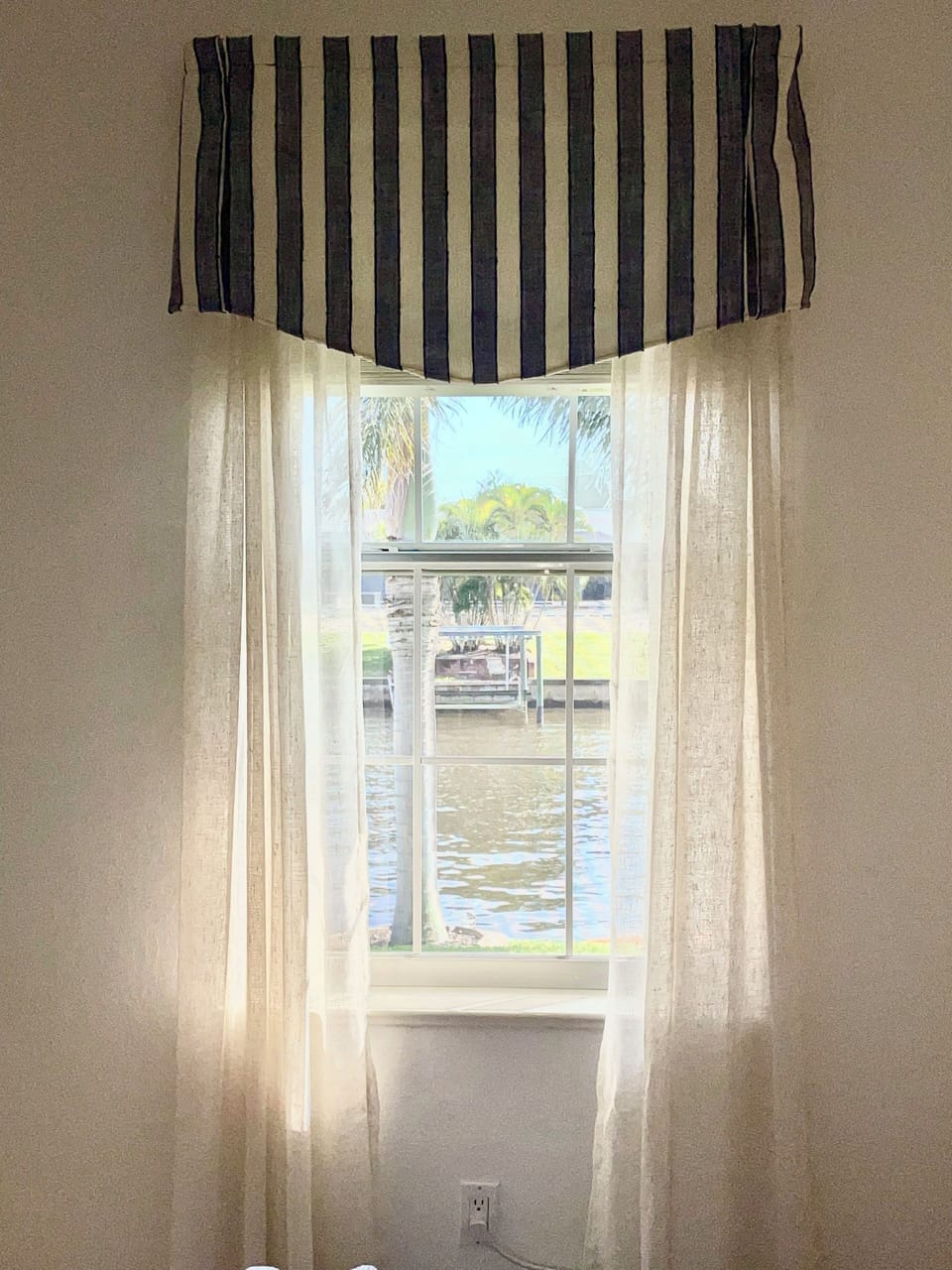 King size bedroom: Amazing view of canal, feels like you are on a boat.