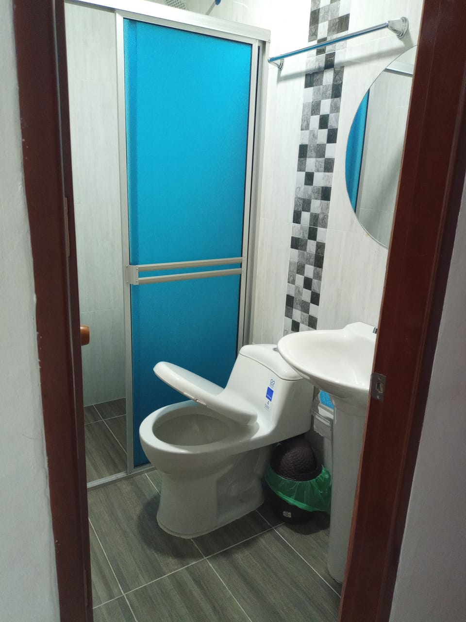 Basic Double Room | Bathroom | Shower, towels
