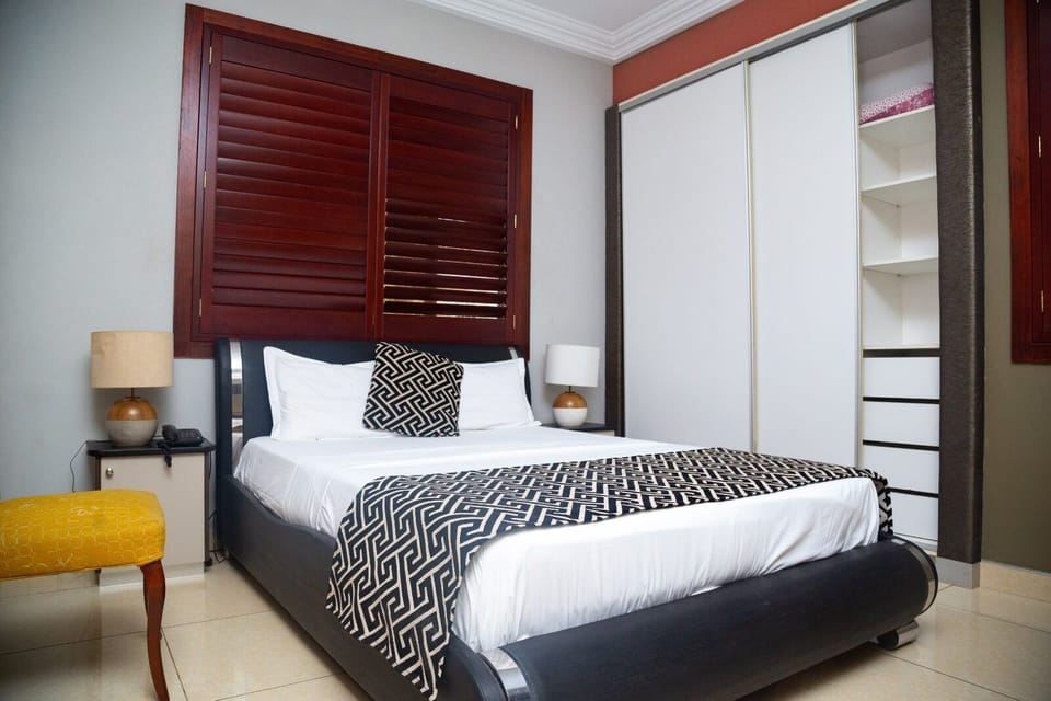 Desk, laptop workspace, WiFi (free), bed sheets