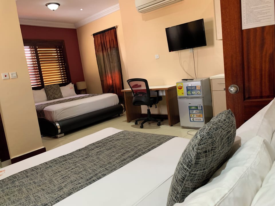 Family Room | Desk, laptop workspace, WiFi (free), bed sheets
