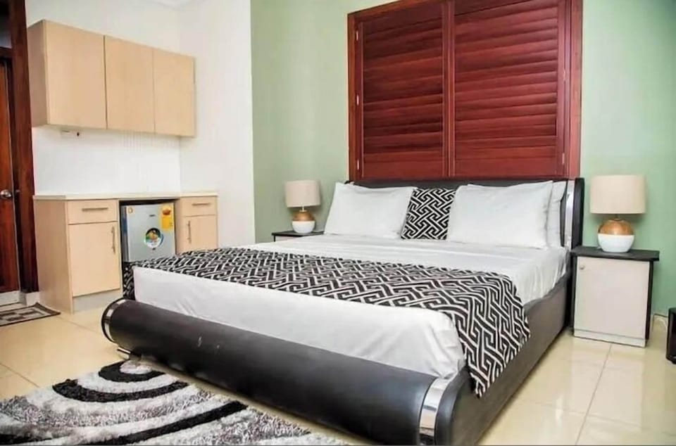 Executive Studio | Desk, laptop workspace, WiFi (free), bed sheets