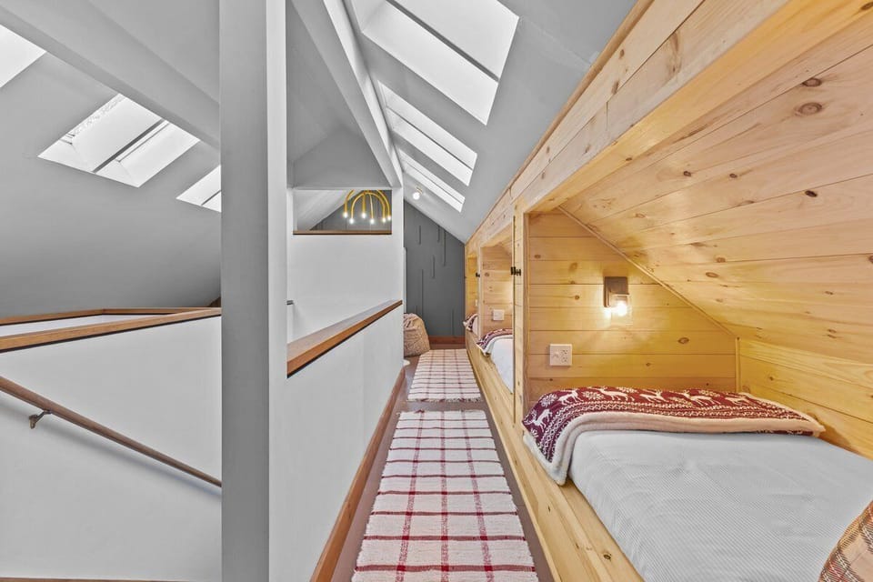 Charming Stowe Carriage House in the Woods (4929)