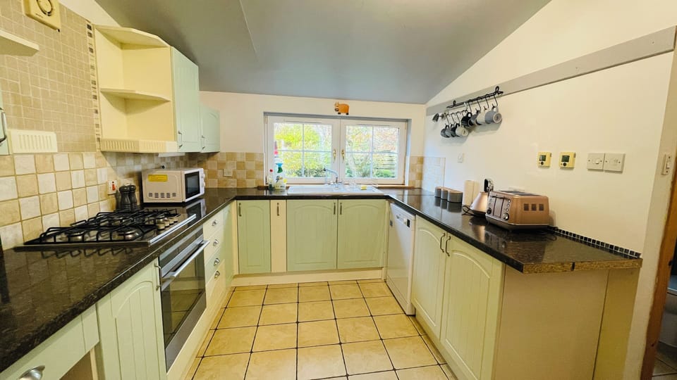 Cottage, 3 Bedrooms | Private kitchen | Full-size fridge, microwave, oven, dishwasher