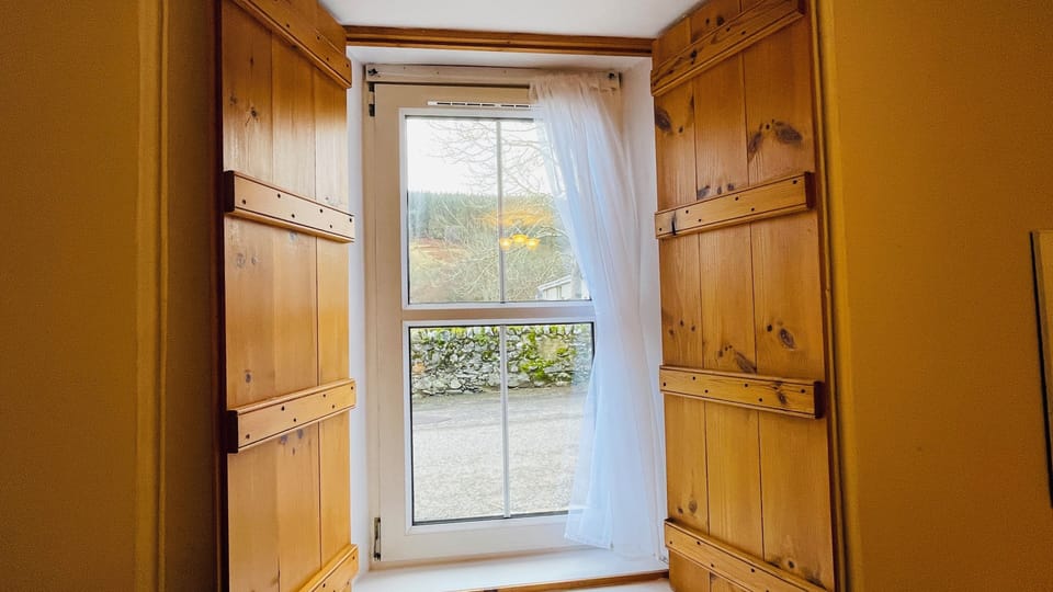 Cottage, 3 Bedrooms | Blackout drapes, travel crib