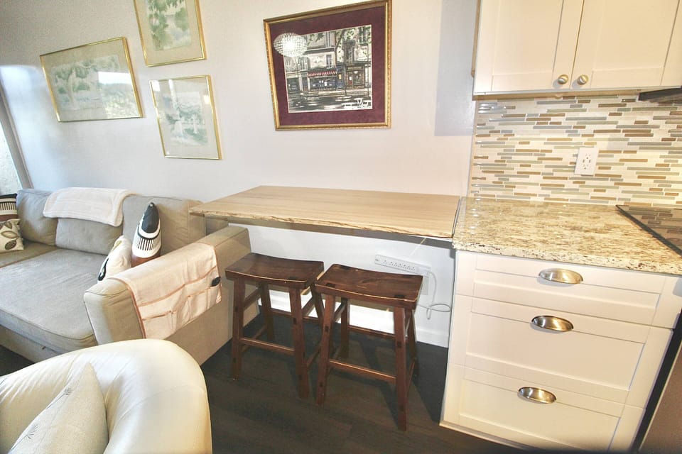 The perfect little breakfast bar area…