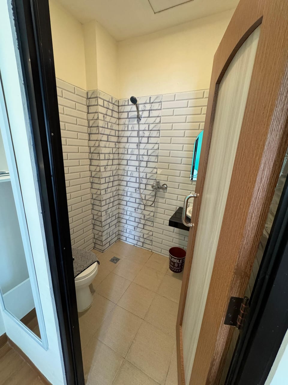 Deluxe Double Room | Bathroom | Free toiletries, towels, soap, shampoo
