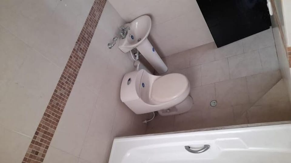 Combined shower/tub, towels