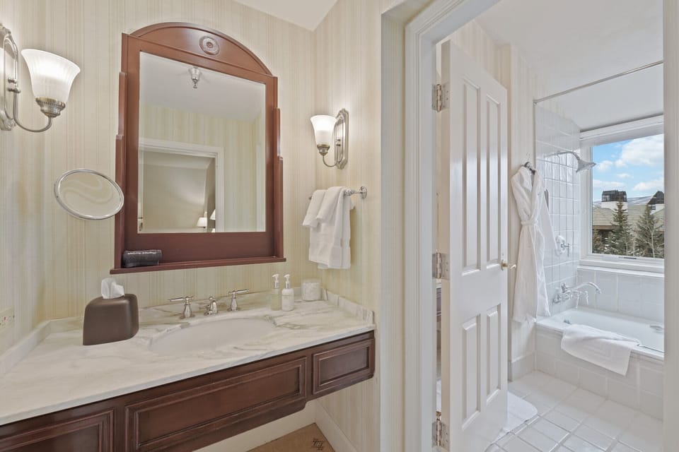 Lodge Room | Bathroom | Combined shower/tub, designer toiletries, hair dryer, bathrobes