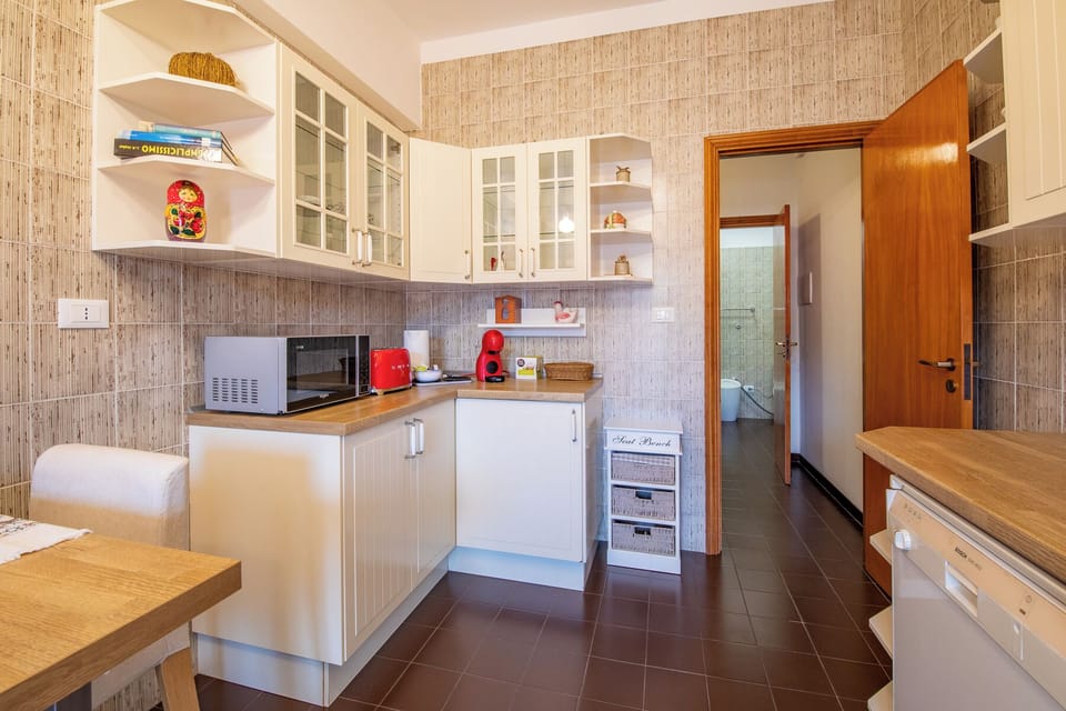 Apartment | Private kitchen | Fridge, oven, stovetop, dishwasher