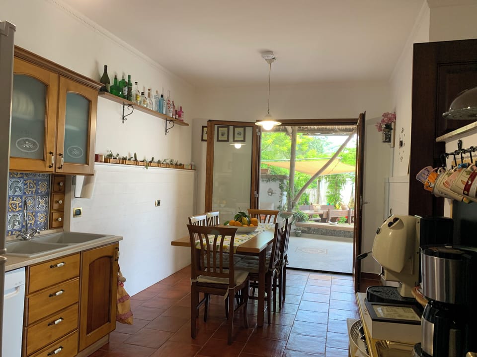 Coffee/tea maker, full-size fridge, oven, stovetop