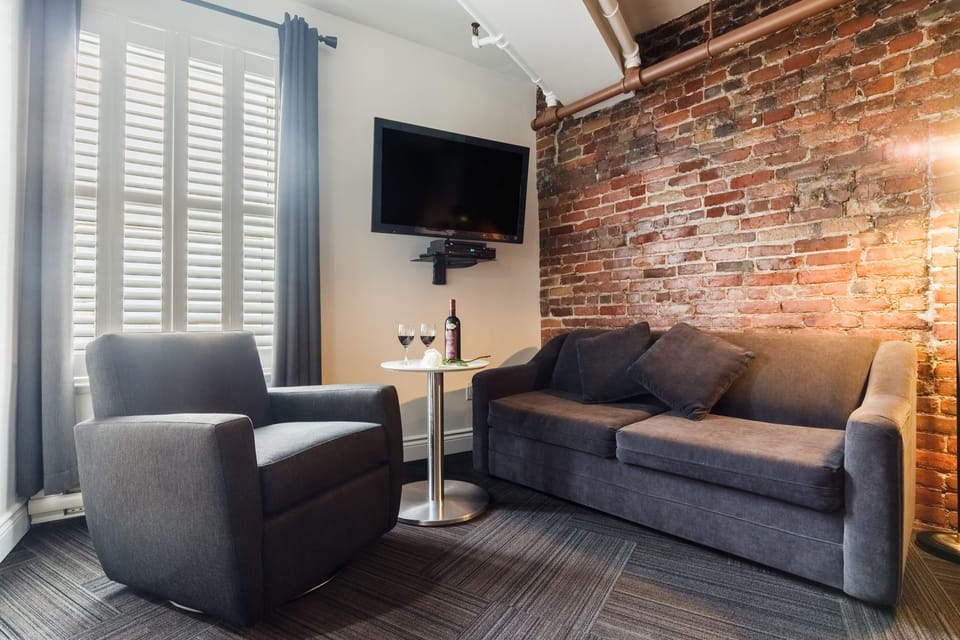Classic Room, 1 Queen Bed | Living area | 40-inch flat-screen TV with cable channels, Netflix, streaming services
