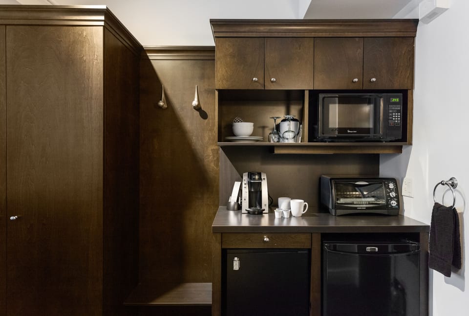Classic Room, 1 Queen Bed | Private kitchenette | Mini-fridge, coffee/tea maker