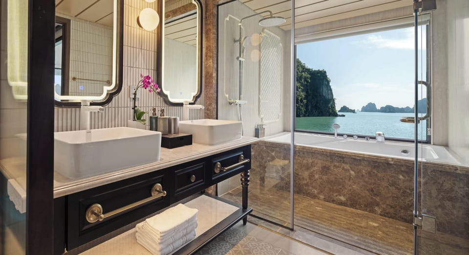 La Suite de Lyra | Bathroom | Combined shower/tub, free toiletries, hair dryer, bathrobes