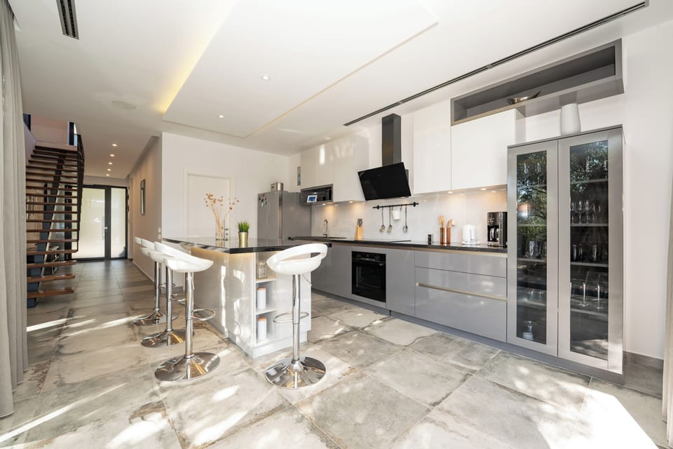 Comfort House, 3 Bedrooms, Poolside | Private kitchen | Fridge, oven, stovetop, dishwasher