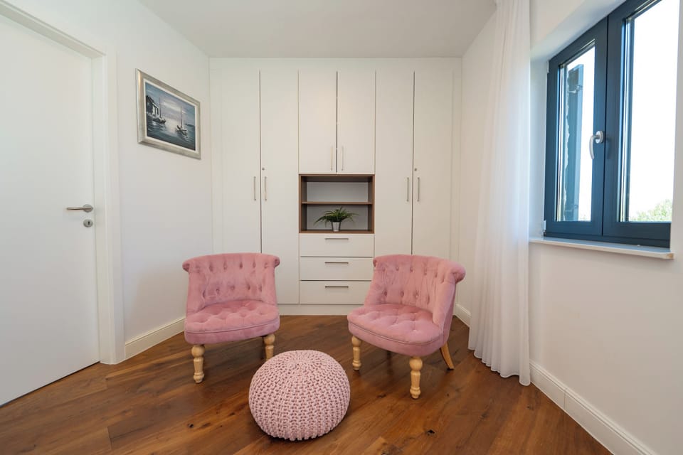 Comfort House, 3 Bedrooms, Poolside | 3 bedrooms, in-room safe, iron/ironing board, free cribs/infant beds