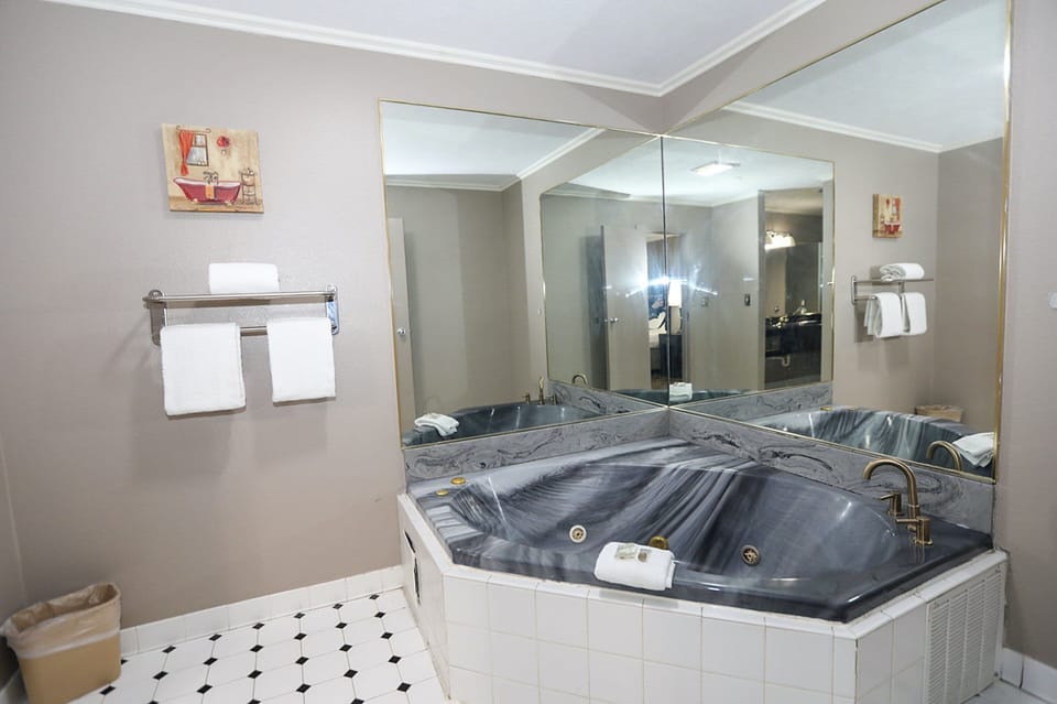 Suite, 2 Bedrooms, Non Smoking, Jetted Tub (1 King Bed) | Bathroom | Hair dryer, towels, soap, shampoo