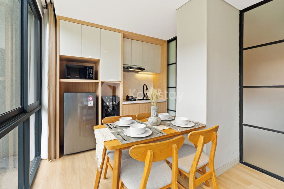 Apartment, 2 Bedrooms, Pool View | Dining room