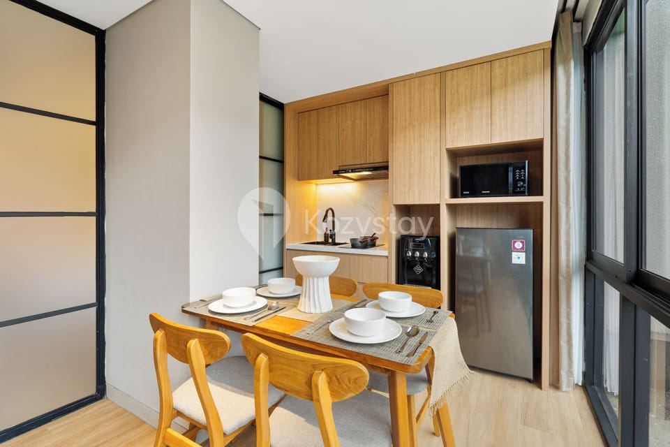 Apartment, 2 Bedrooms, Pool View | Dining room