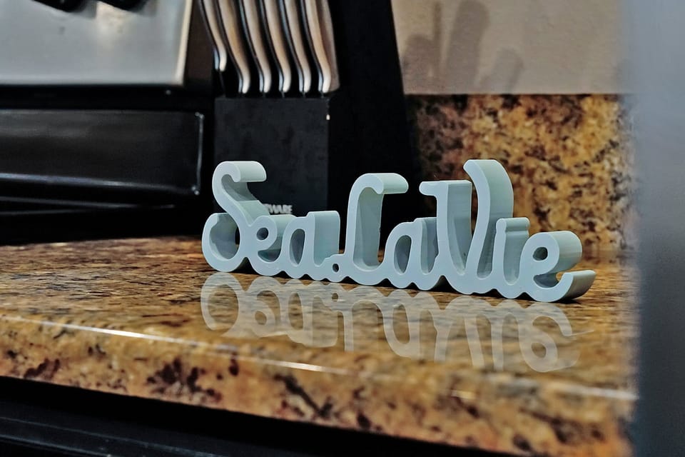 Small decorative details remind you to relax and enjoy the "Sea La Vie" during your Florida vacation.