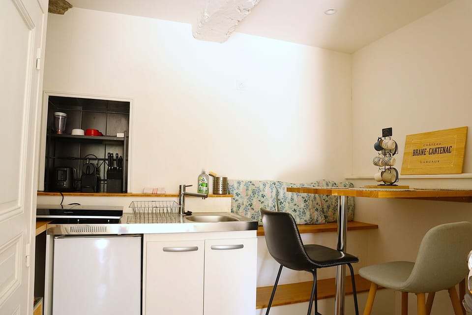 Family Apartment, 2 Bedrooms, Courtyard View | Private kitchen | Highchair