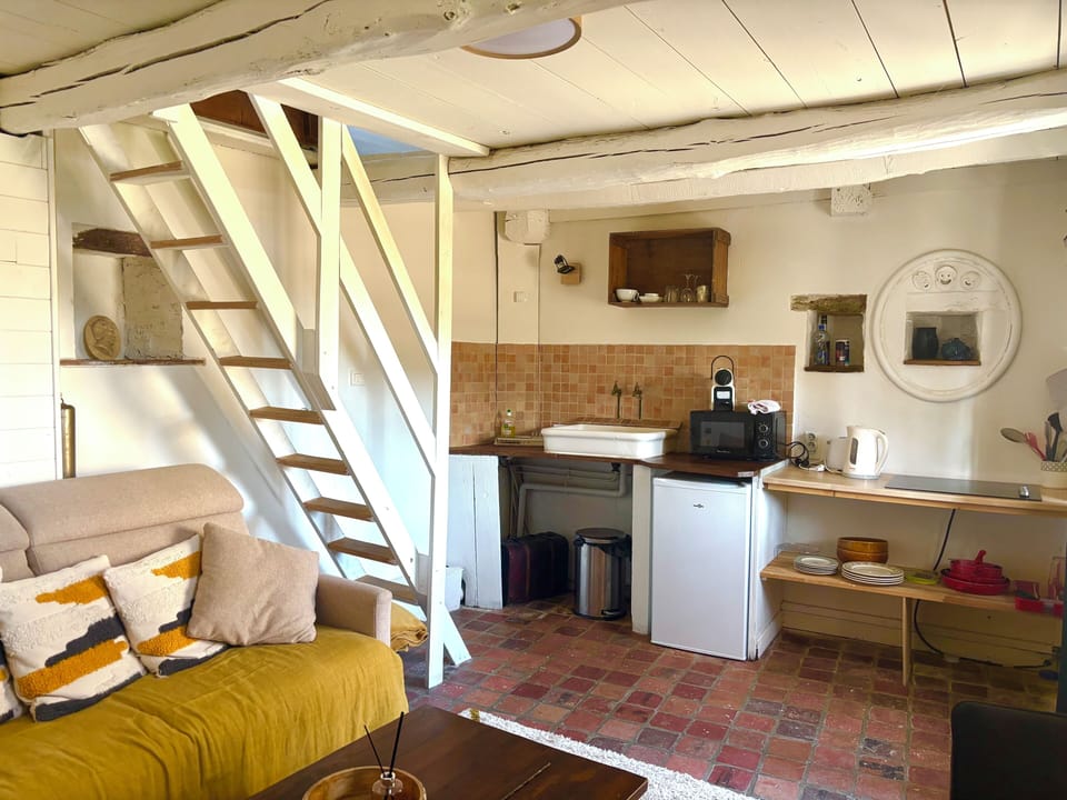 Comfort Duplex, Courtyard View | Private kitchen | Highchair