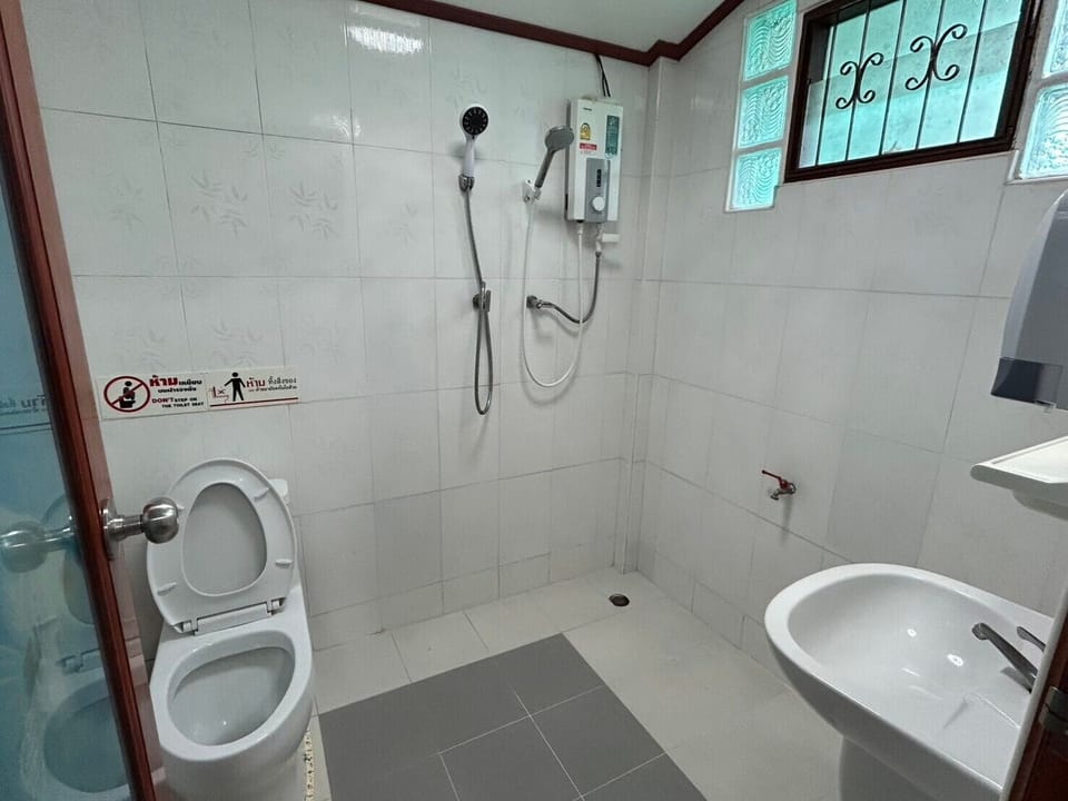 Basic Double Room, 1 King Bed, Mountain View | Bathroom | Towels