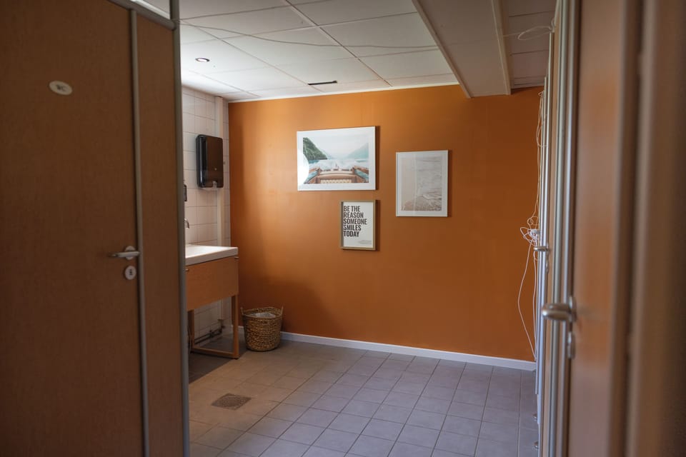 Basic Cabin - Shared Bathroom | Shared bathroom