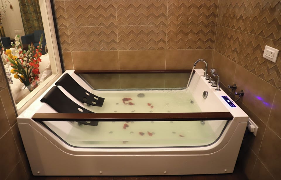 Family Suite, City View | Bathroom
