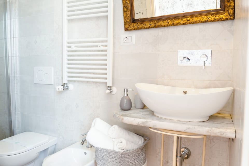 Deluxe Double or Twin Room | Bathroom | Shower, hair dryer, bathrobes, towels