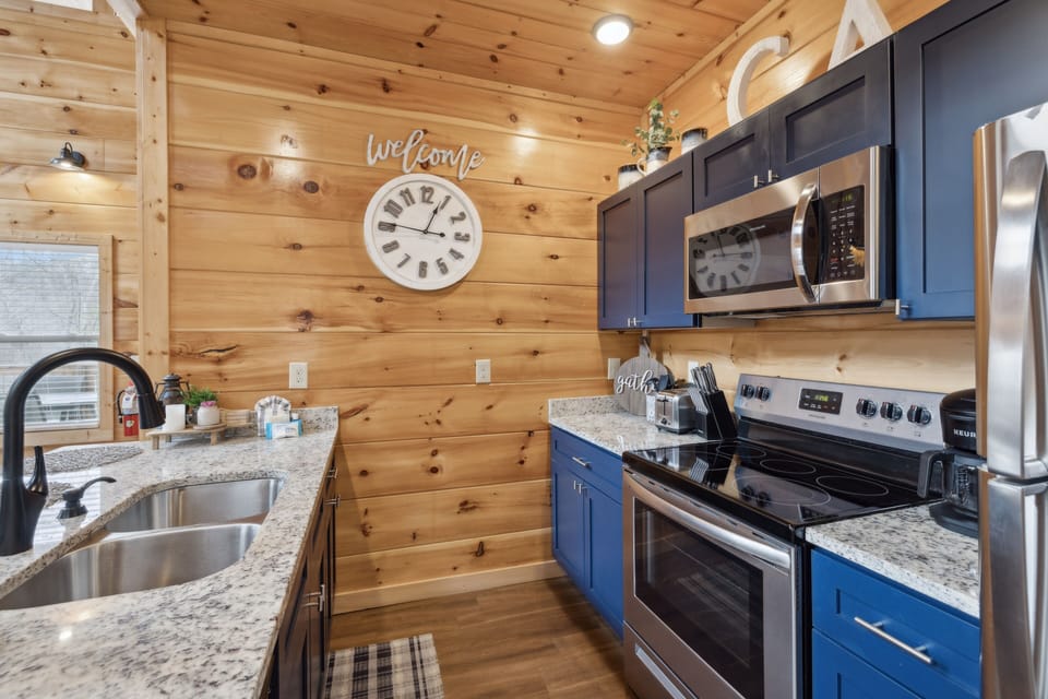 Cabin, 2 Bedrooms | Private kitchen | Coffee/tea maker, fridge, oven, toaster