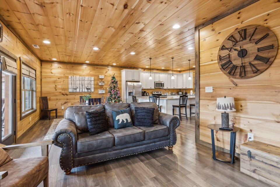 Cabin, 5 Bedrooms | Living area