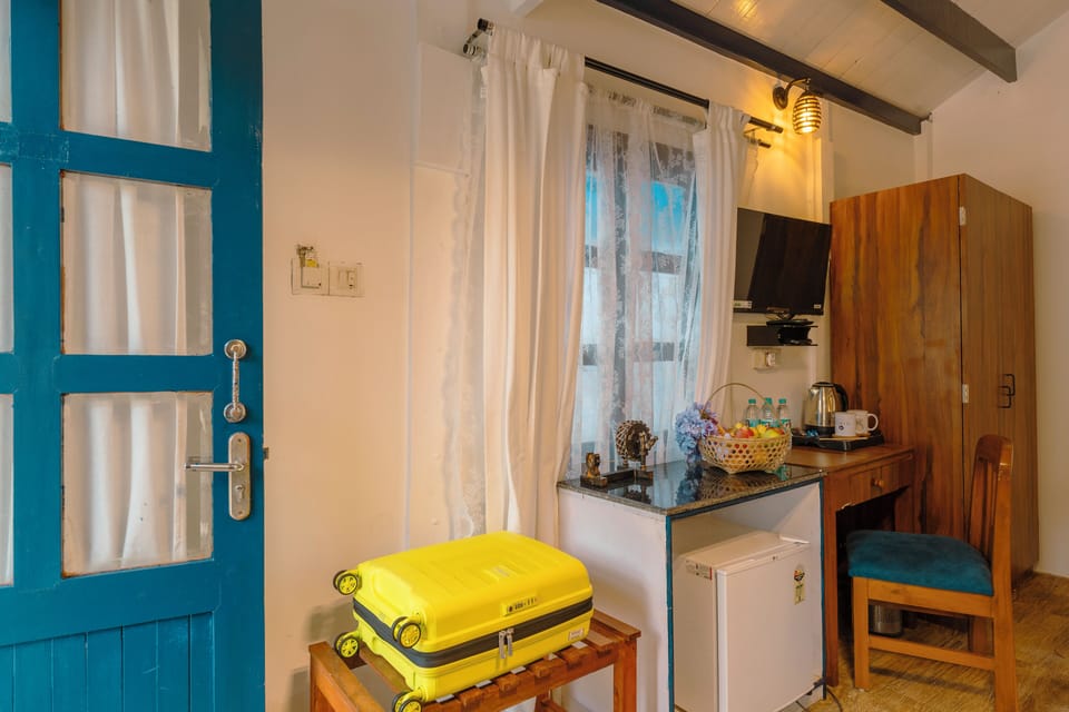 Classic Cottage, Pool View | In-room safe, desk, laptop workspace, soundproofing