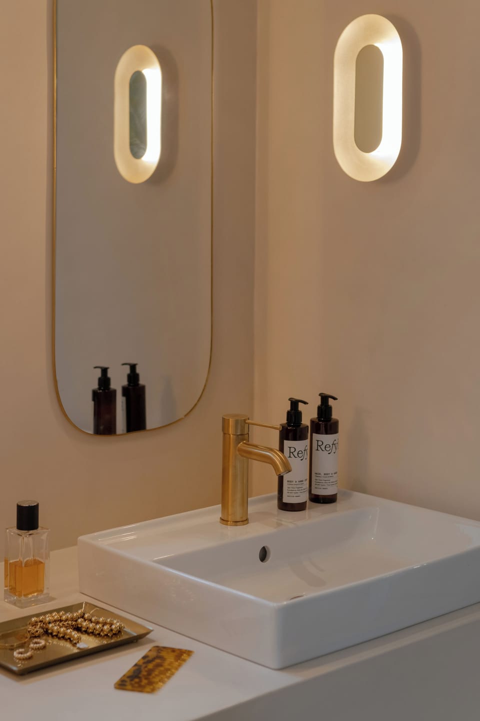Suite Louise, Grenier à sel de Pérouges | Bathroom | Eco-friendly toiletries, hair dryer, towels, soap
