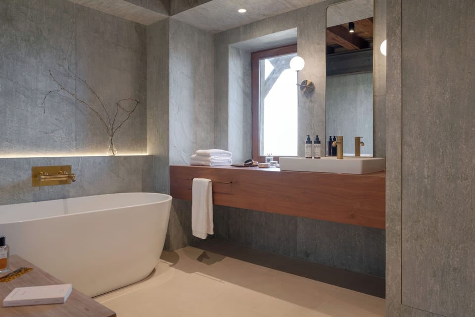 Suite Lys, Grenier à sel de Pérouges | Bathroom | Eco-friendly toiletries, hair dryer, towels, soap