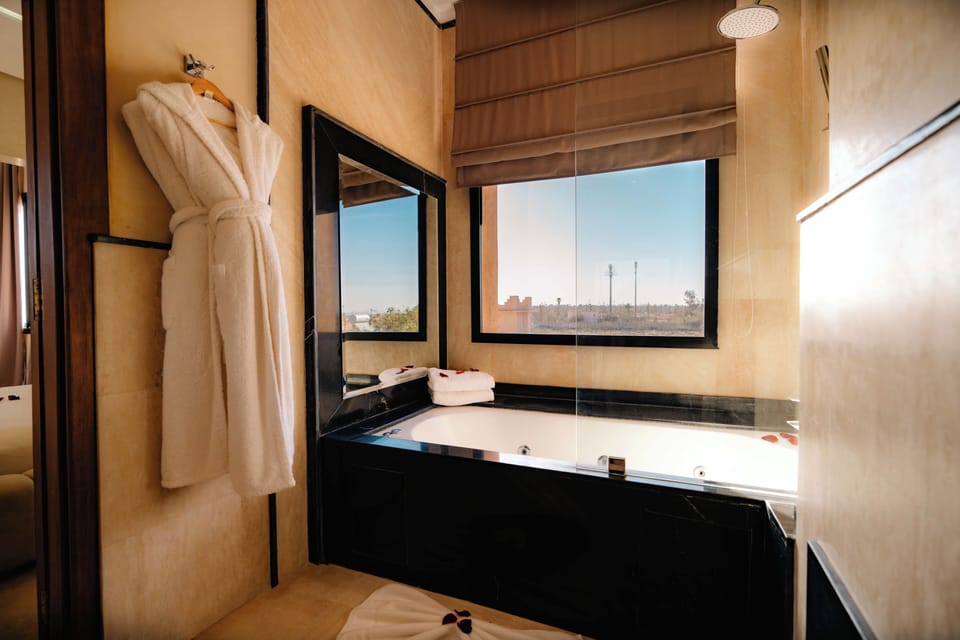 Presidential Double Room | Bathroom | Free toiletries, hair dryer, bathrobes, slippers