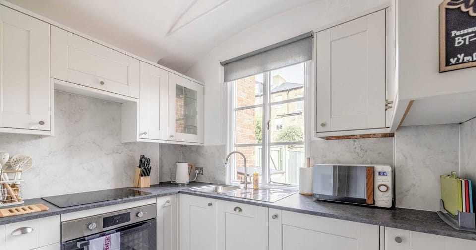 This kitchen is full of light and energy, creating a cheerful space where cooking feels enjoyable and effortless.